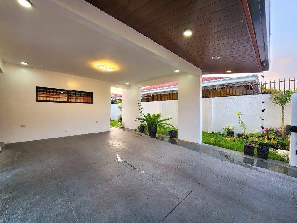 Spacious Bungalo Home with Pool