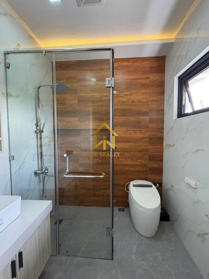 Modern Elegant home with pool