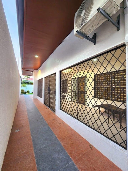 Spacious Bungalo Home with Pool