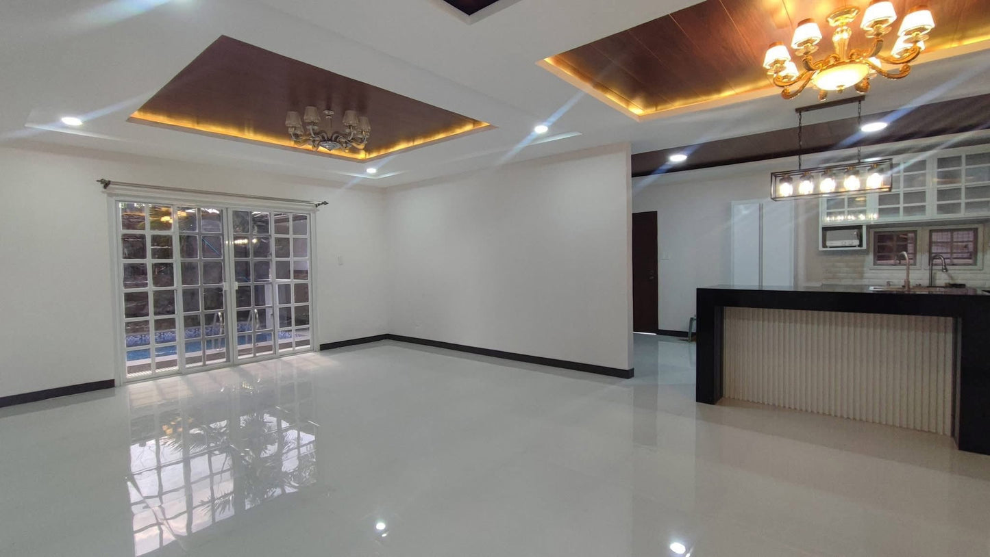 Bungalow Home With Pool