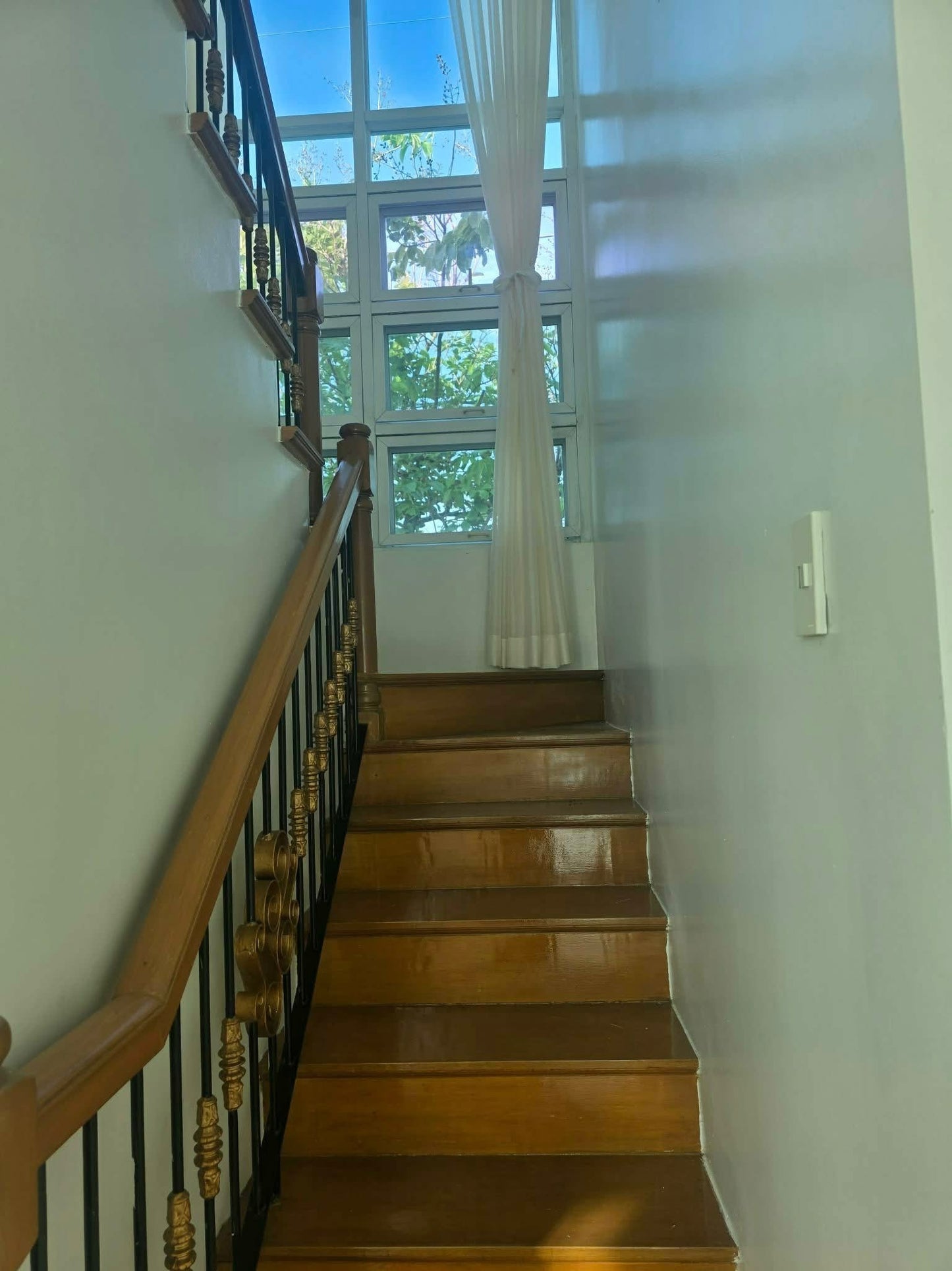 Corner Minimalist Home