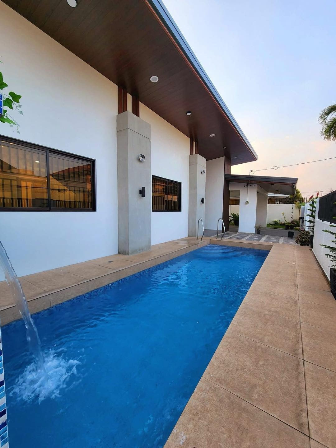 Spacious Bungalo Home with Pool