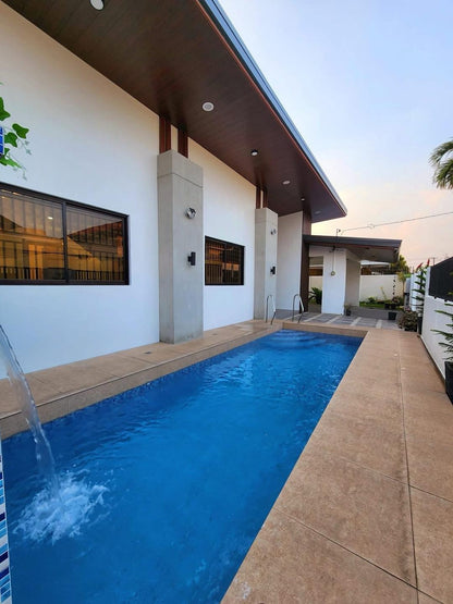 Spacious Bungalo Home with Pool
