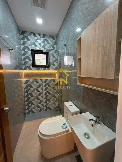 Modern Elegant home with pool