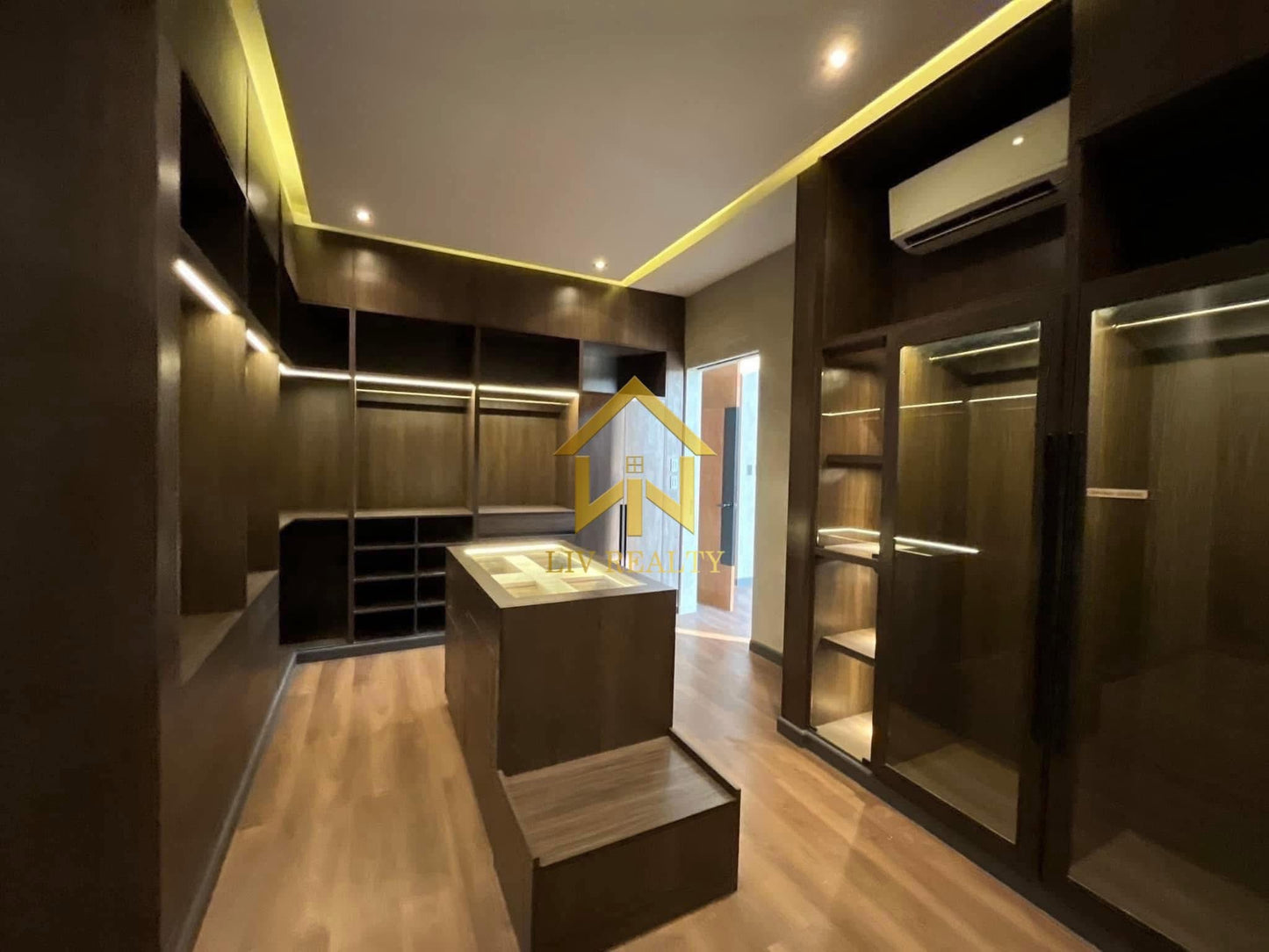 Luxurious Home with Pool