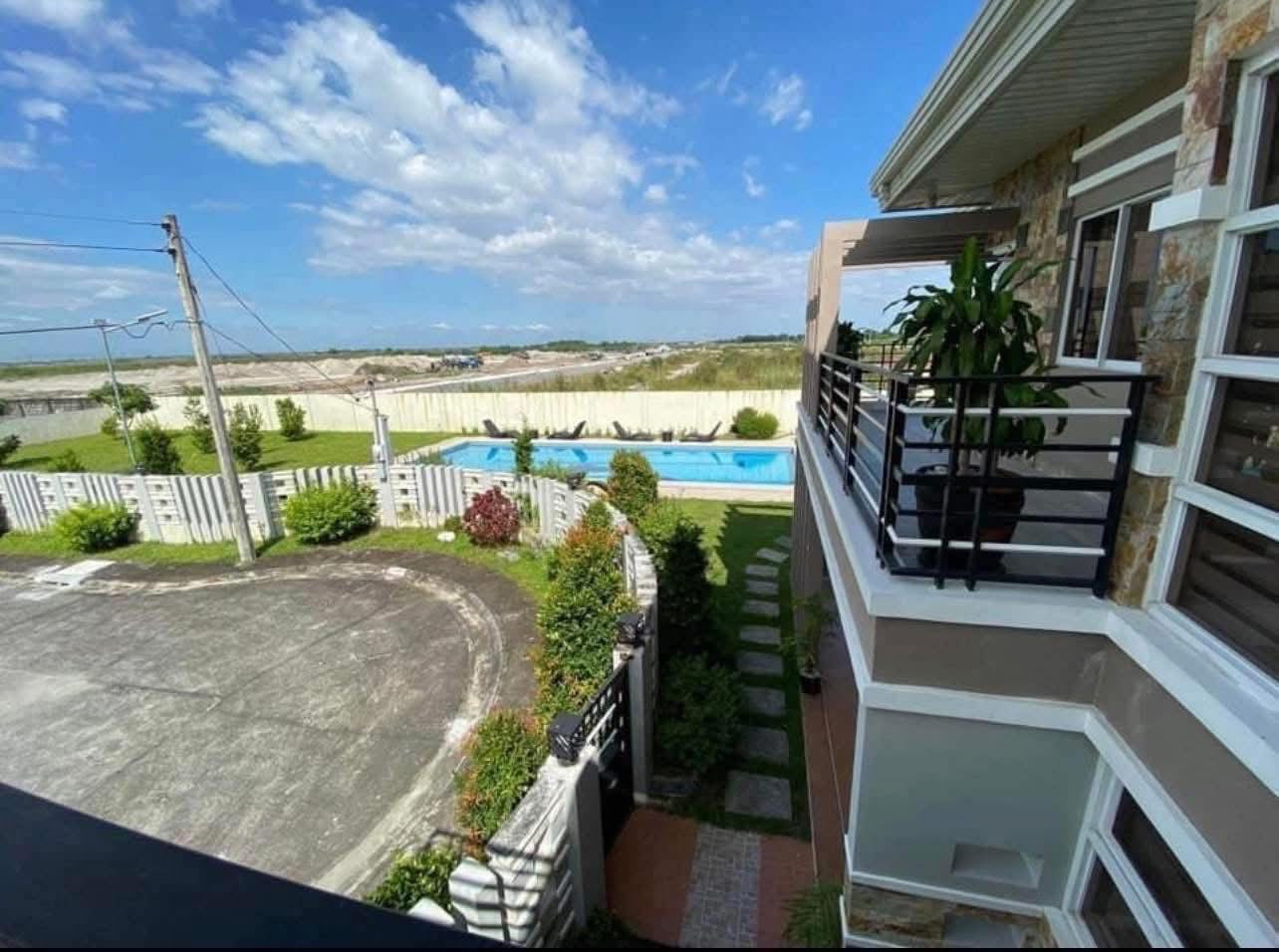 Spacious Mansion With Pool