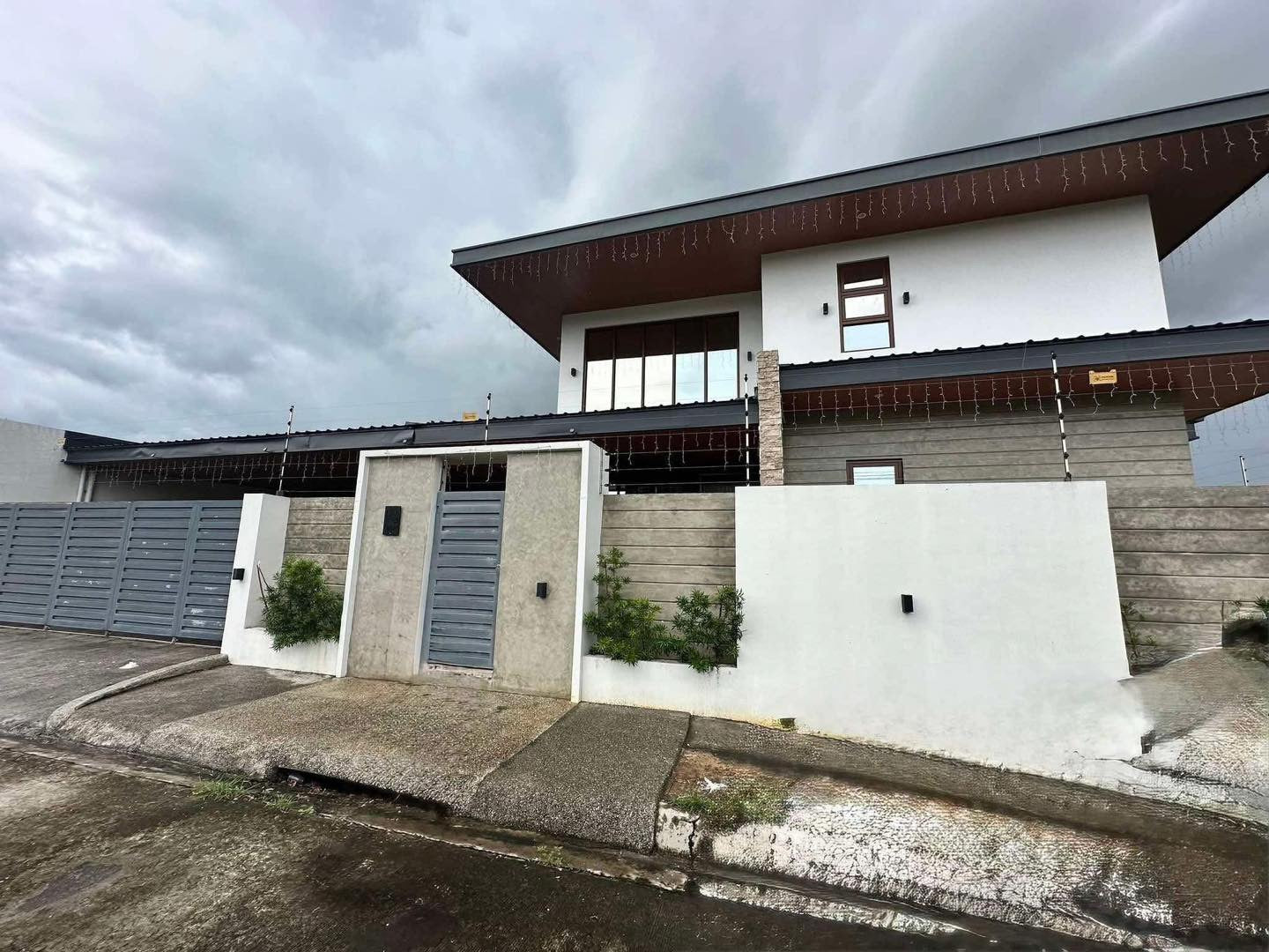 Spacious Modern home with Pool