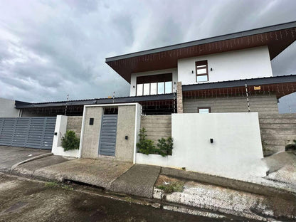 Spacious Modern home with Pool