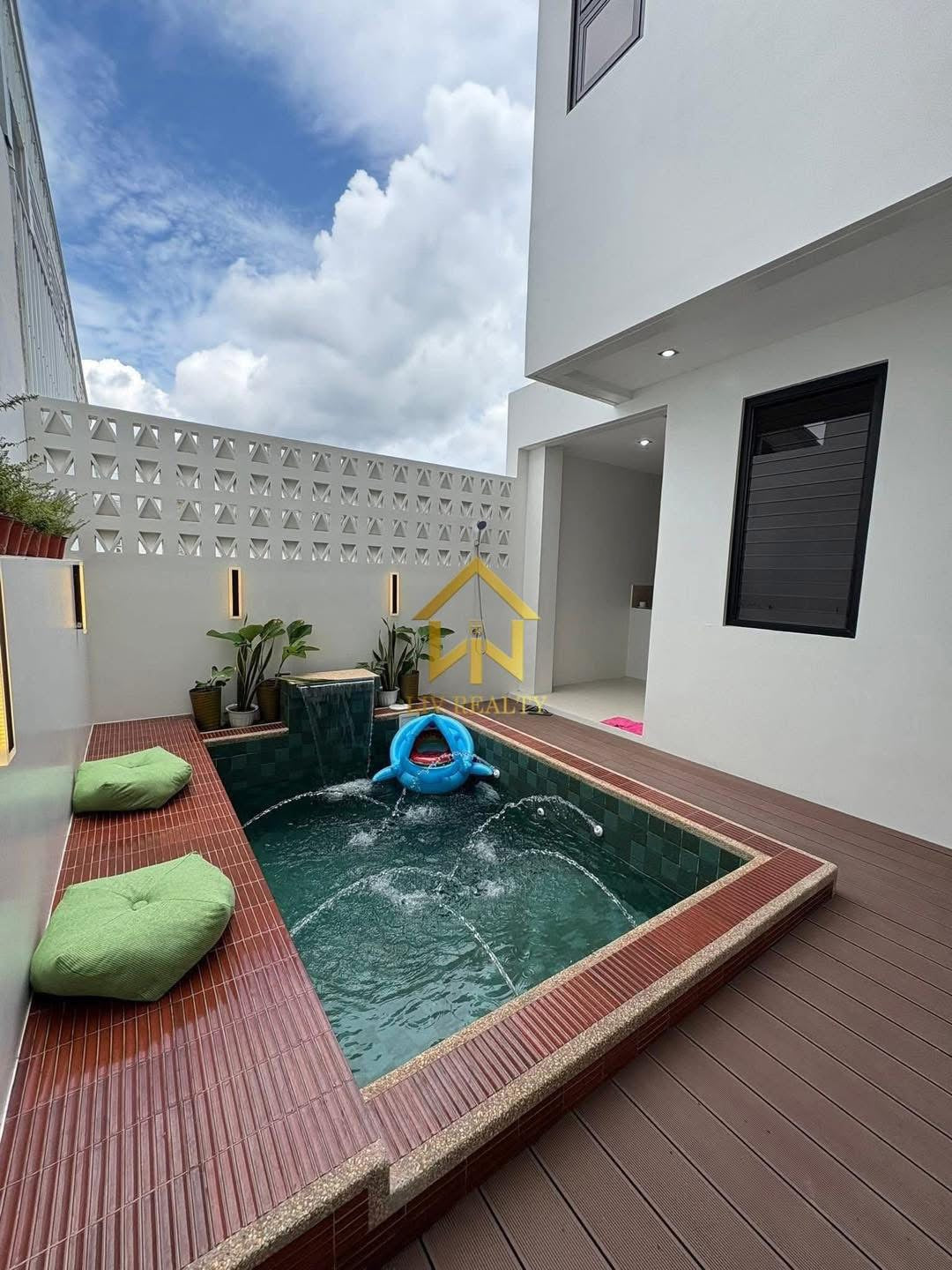 Modern Elegant House with Pool