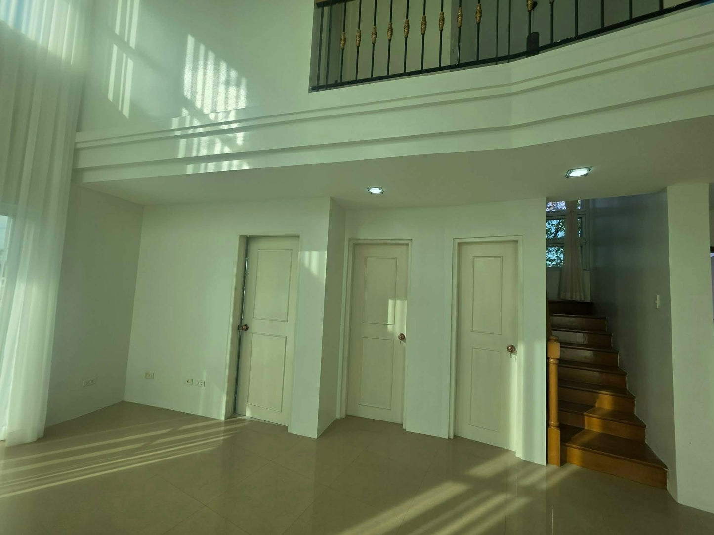 Corner Minimalist Home