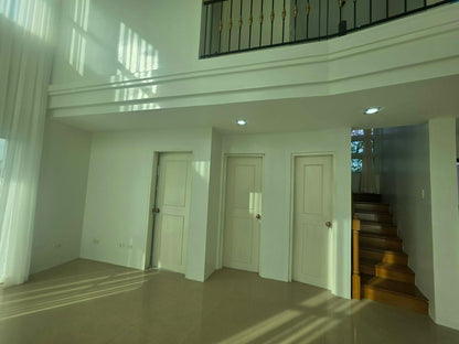 Corner Minimalist Home