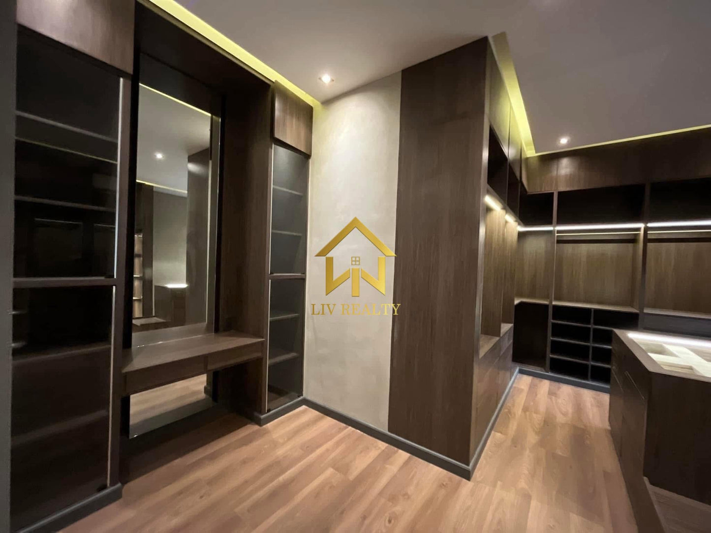 Luxurious Home with Pool