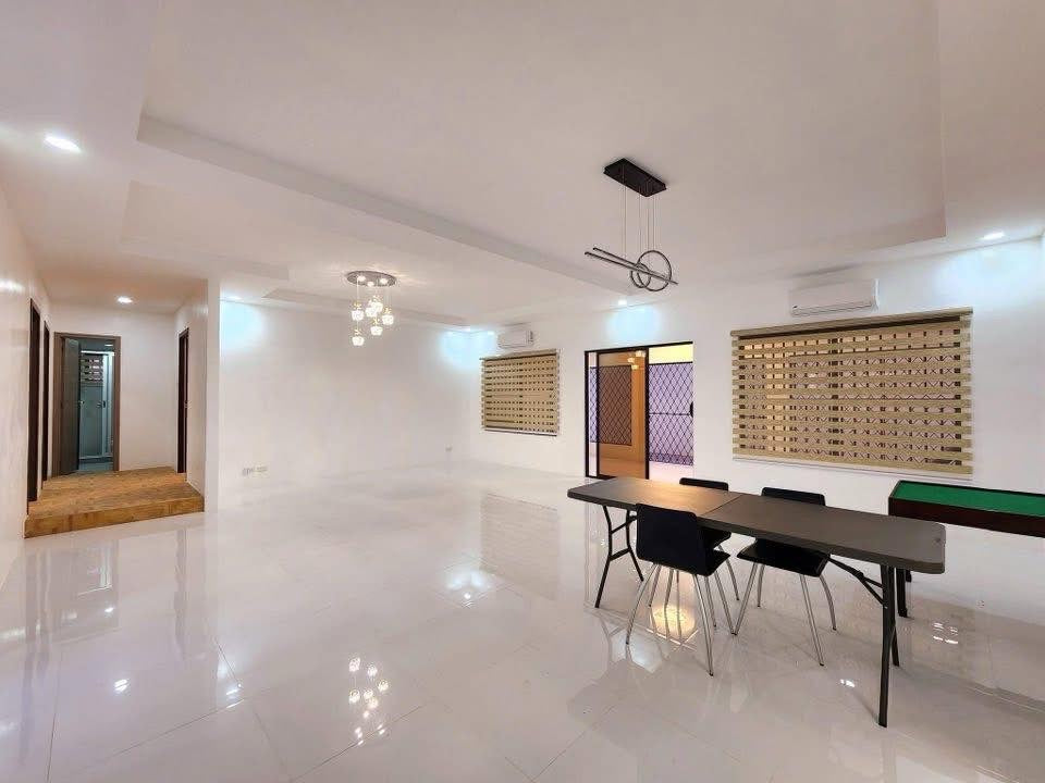 Spacious Bungalo Home with Pool