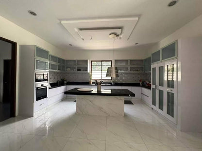 Spacious Beautiful House with pool