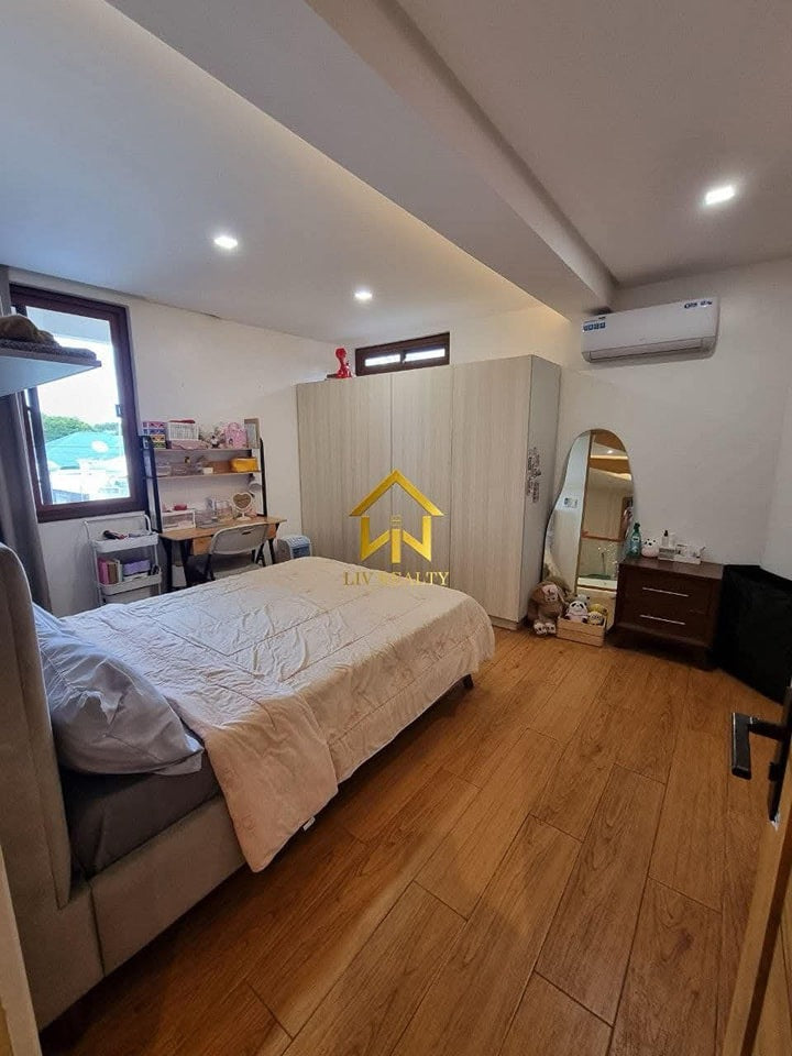 Unique Modern Elegant Home