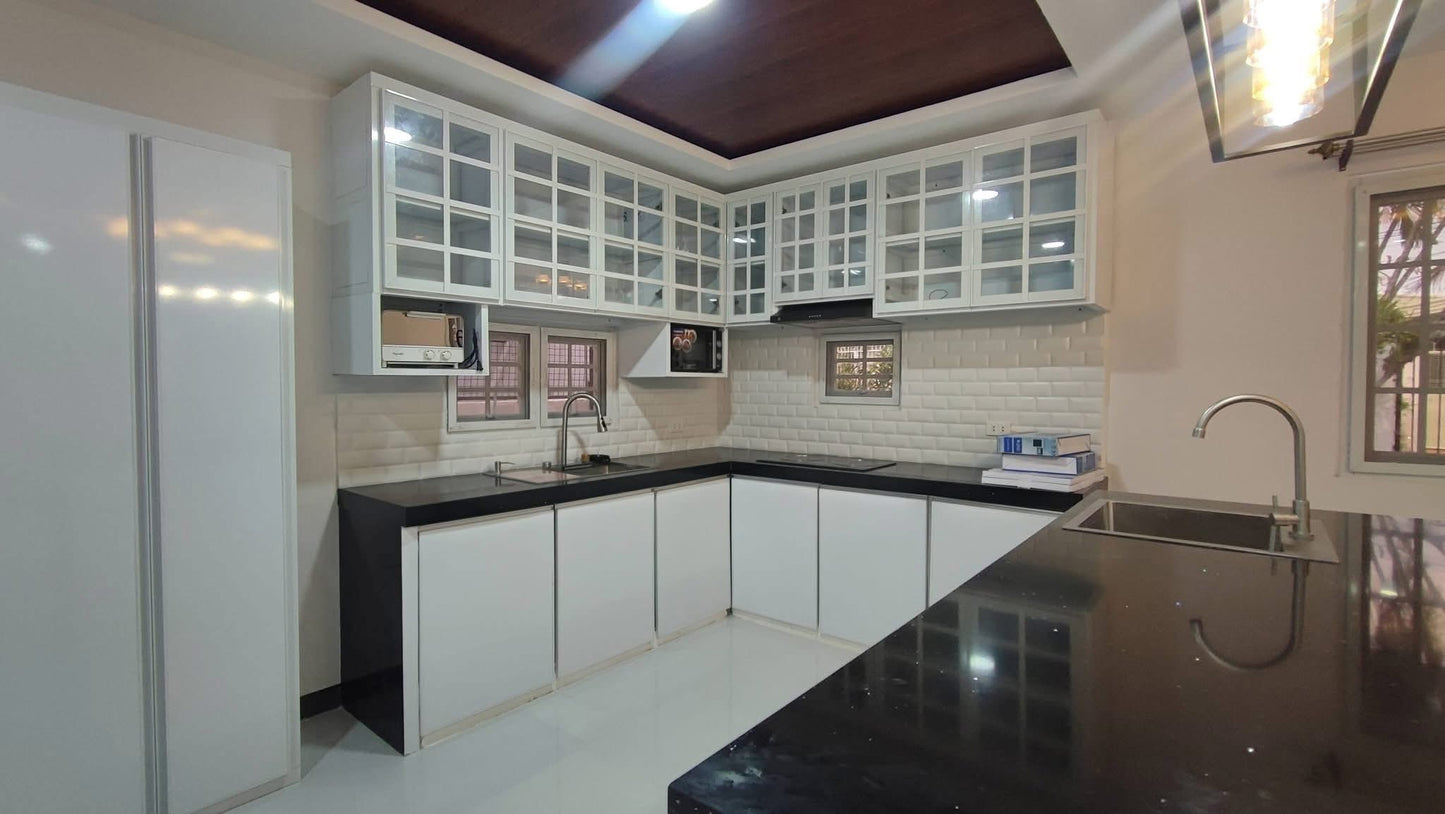 Bungalow Home With Pool