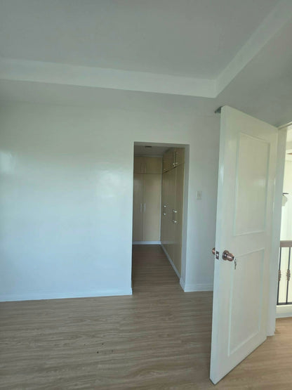 Corner Minimalist Home