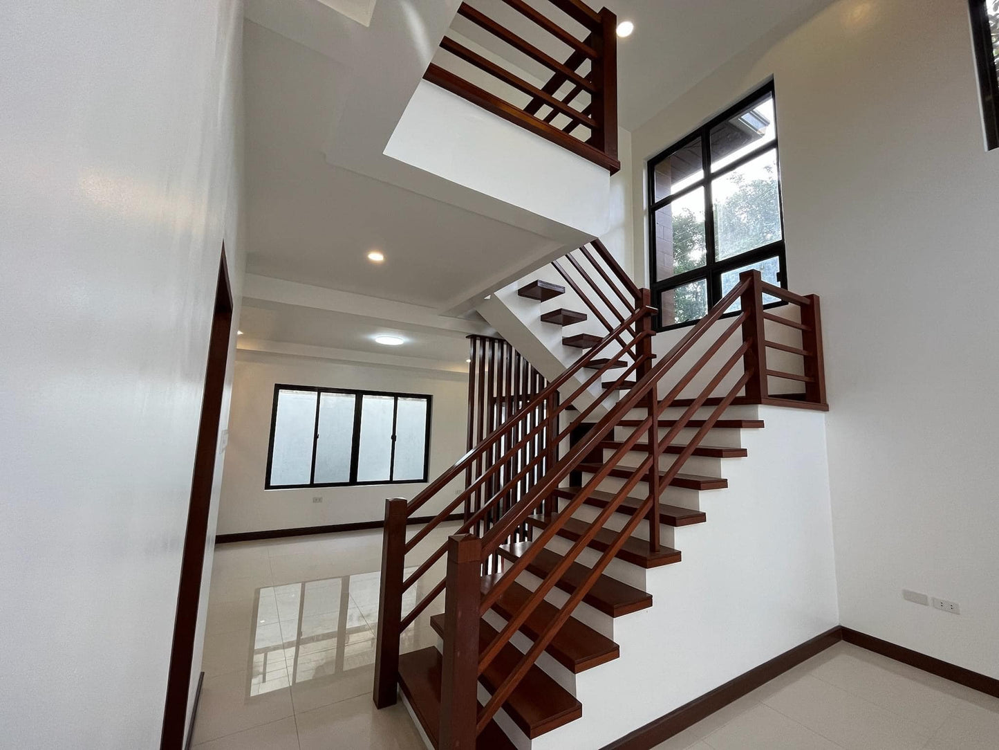 𝐏𝐑𝐄𝐌𝐈𝐔𝐌 𝐌𝐎𝐃𝐄𝐑𝐍 𝐇𝐎𝐔𝐒𝐄 𝐅𝐎𝐑 𝐒𝐀𝐋𝐄