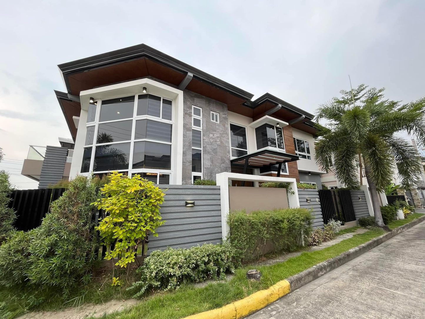 𝐋𝐔𝐗𝐔𝐑𝐈𝐎𝐔𝐒 𝐇𝐎𝐔𝐒𝐄 𝐖𝐈𝐓𝐇 𝐏𝐎𝐎𝐋 𝐅𝐎𝐑 𝐒𝐀𝐋𝐄