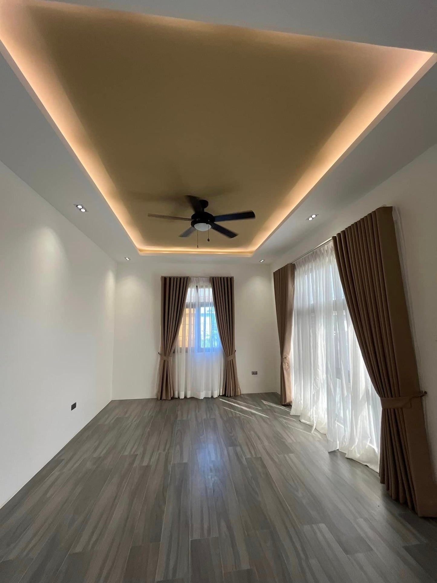 𝐄𝐋𝐄𝐆𝐀𝐍𝐓 𝐋𝐔𝐗𝐔𝐑𝐈𝐎𝐔𝐒 𝐇𝐎𝐌𝐄 𝐖𝐈𝐓𝐇 𝐏𝐎𝐎𝐋 𝐅𝐎𝐑 𝐒𝐀𝐋𝐄