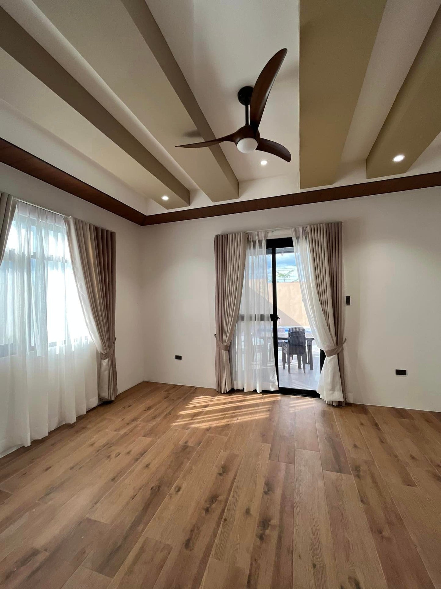 𝐄𝐋𝐄𝐆𝐀𝐍𝐓 𝐋𝐔𝐗𝐔𝐑𝐈𝐎𝐔𝐒 𝐇𝐎𝐌𝐄 𝐖𝐈𝐓𝐇 𝐏𝐎𝐎𝐋 𝐅𝐎𝐑 𝐒𝐀𝐋𝐄