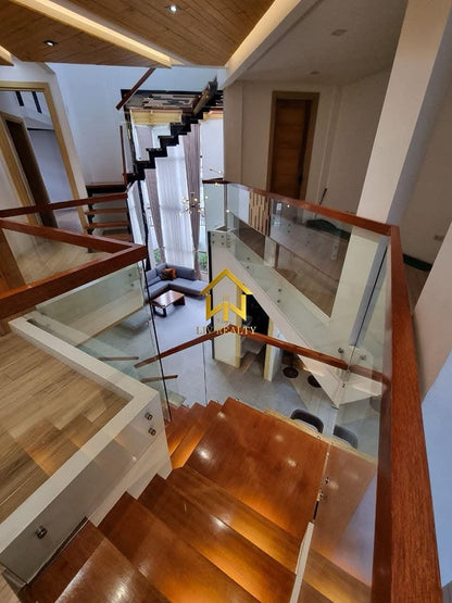 Unique Modern Elegant Home