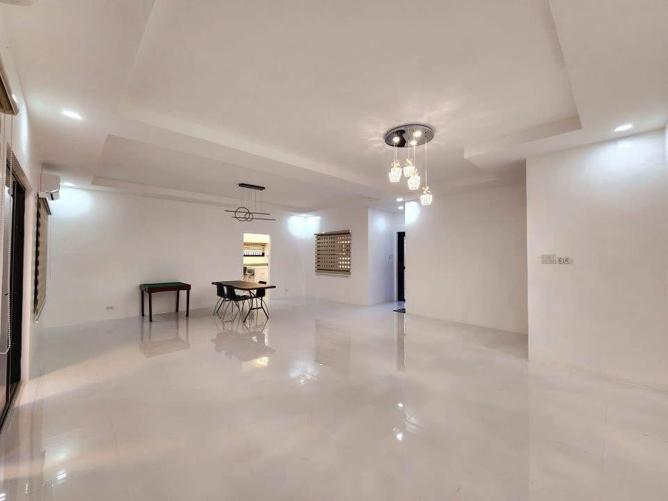 Spacious Bungalo Home with Pool