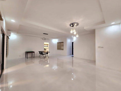 Spacious Bungalo Home with Pool