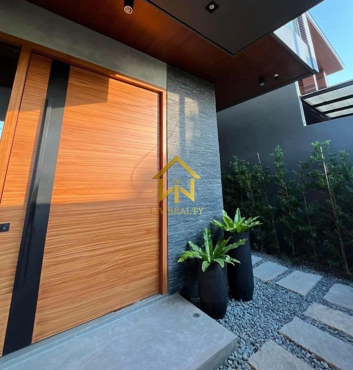 Luxurious Home with Pool