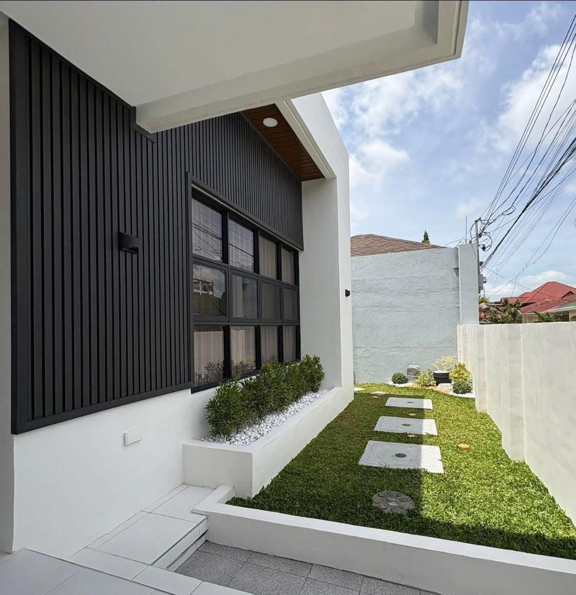 Bungalo House With Pool