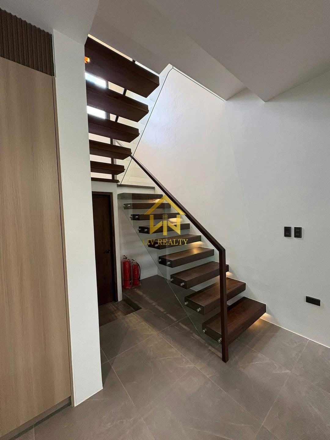 Modern Elegant House with Pool