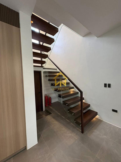 Modern Elegant House with Pool