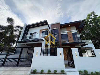 Modern Elegant home with pool