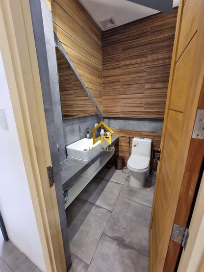 Unique Modern Elegant Home