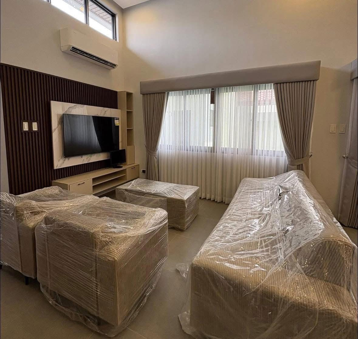 Bungalo House With Pool