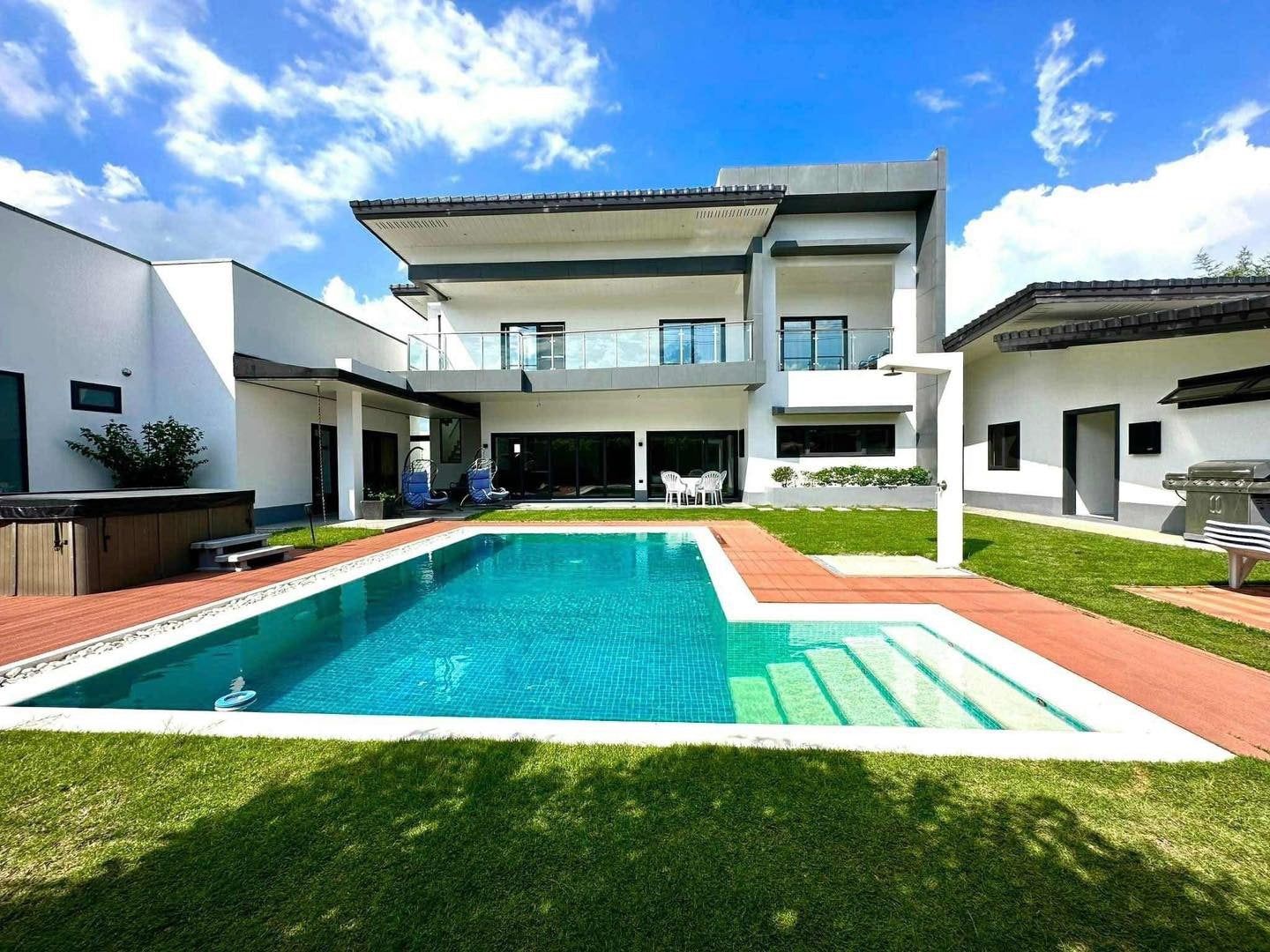 Huge House With Pool