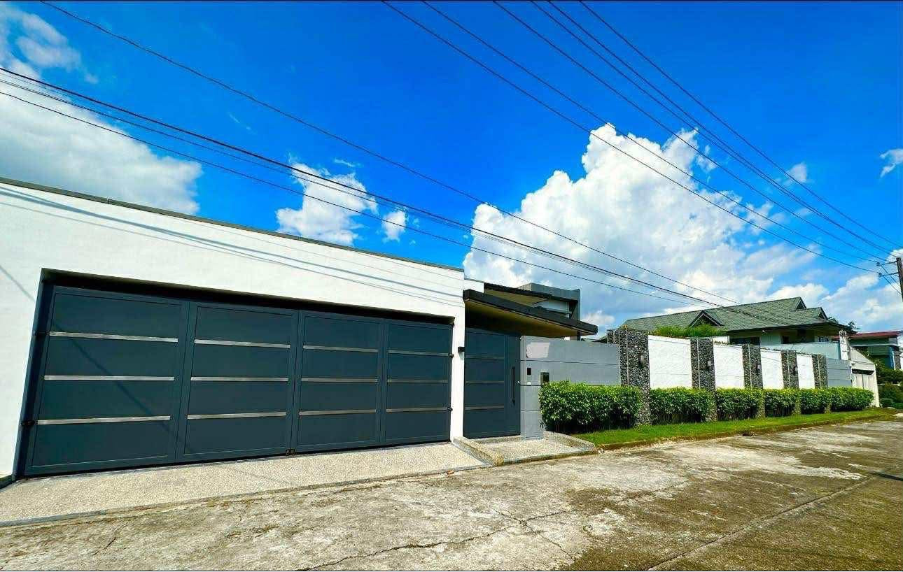 Huge House With Pool