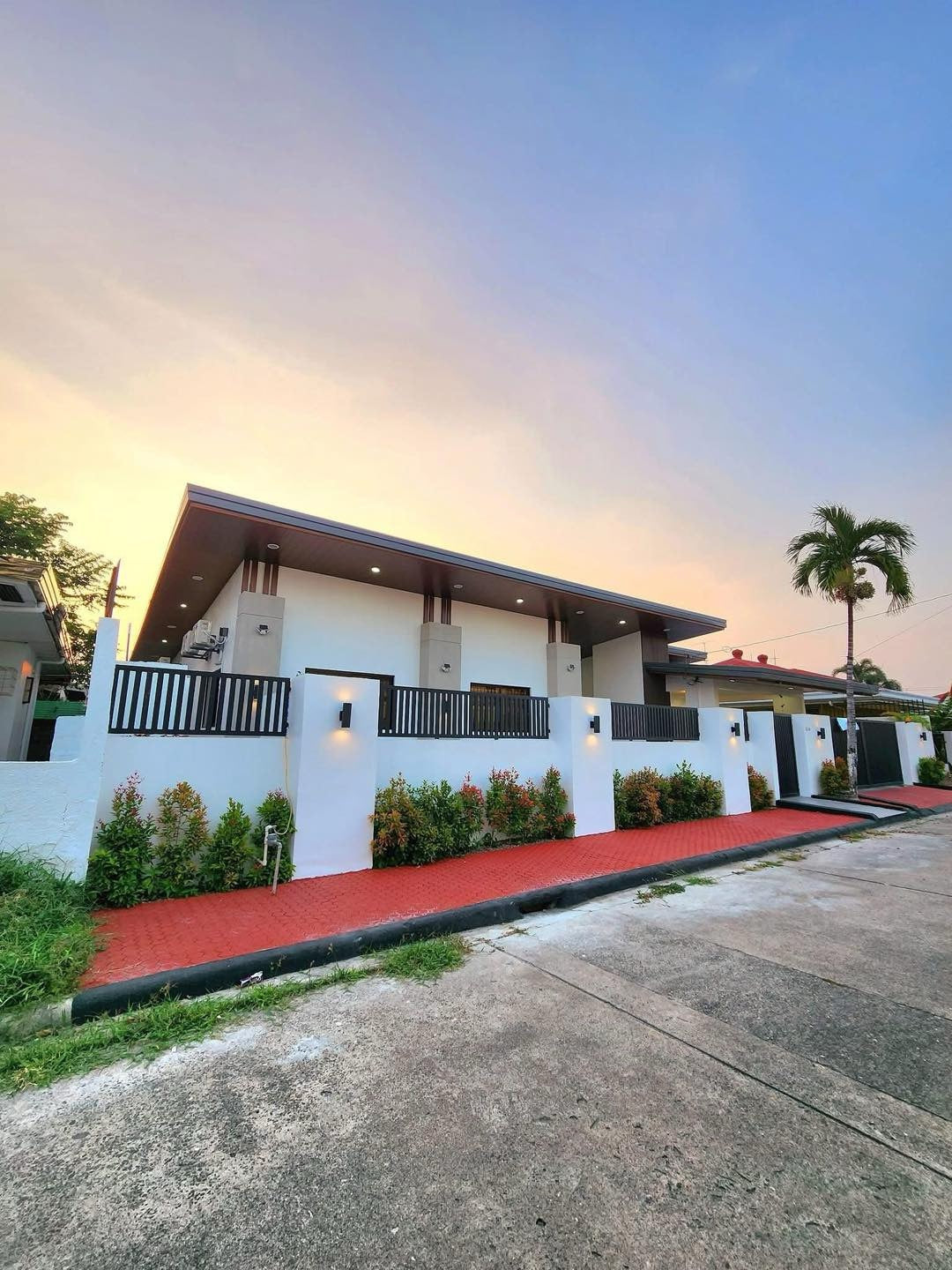 Spacious Bungalo Home with Pool