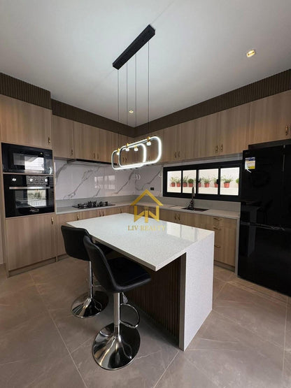 Modern Elegant House with Pool