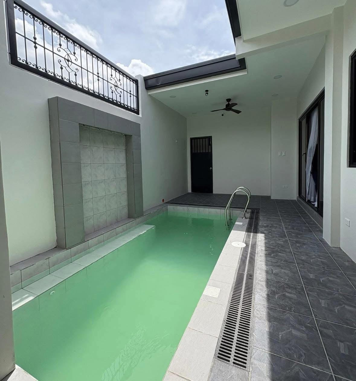 Bungalo House With Pool