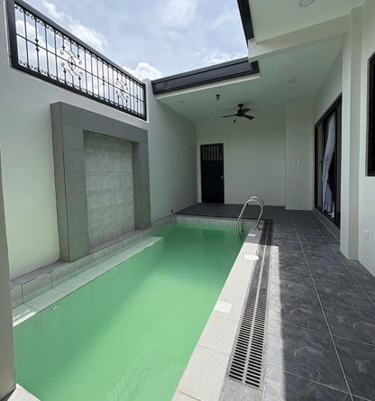 Bungalo House With Pool