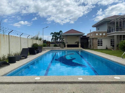 Spacious Mansion With Pool