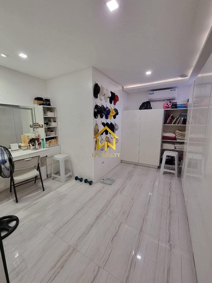 Unique Modern Elegant Home