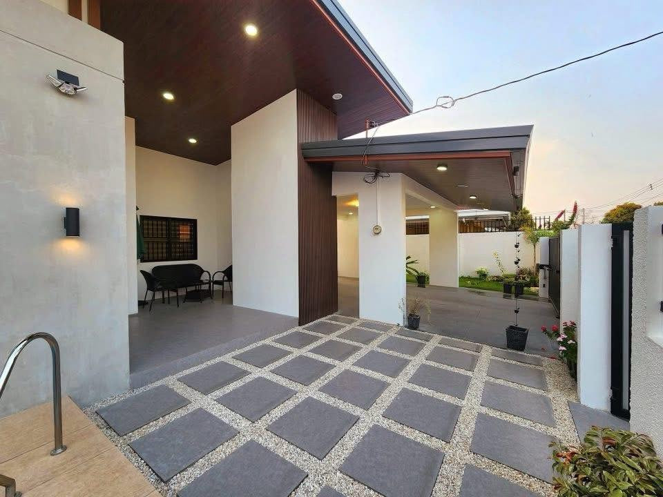 Spacious Bungalo Home with Pool