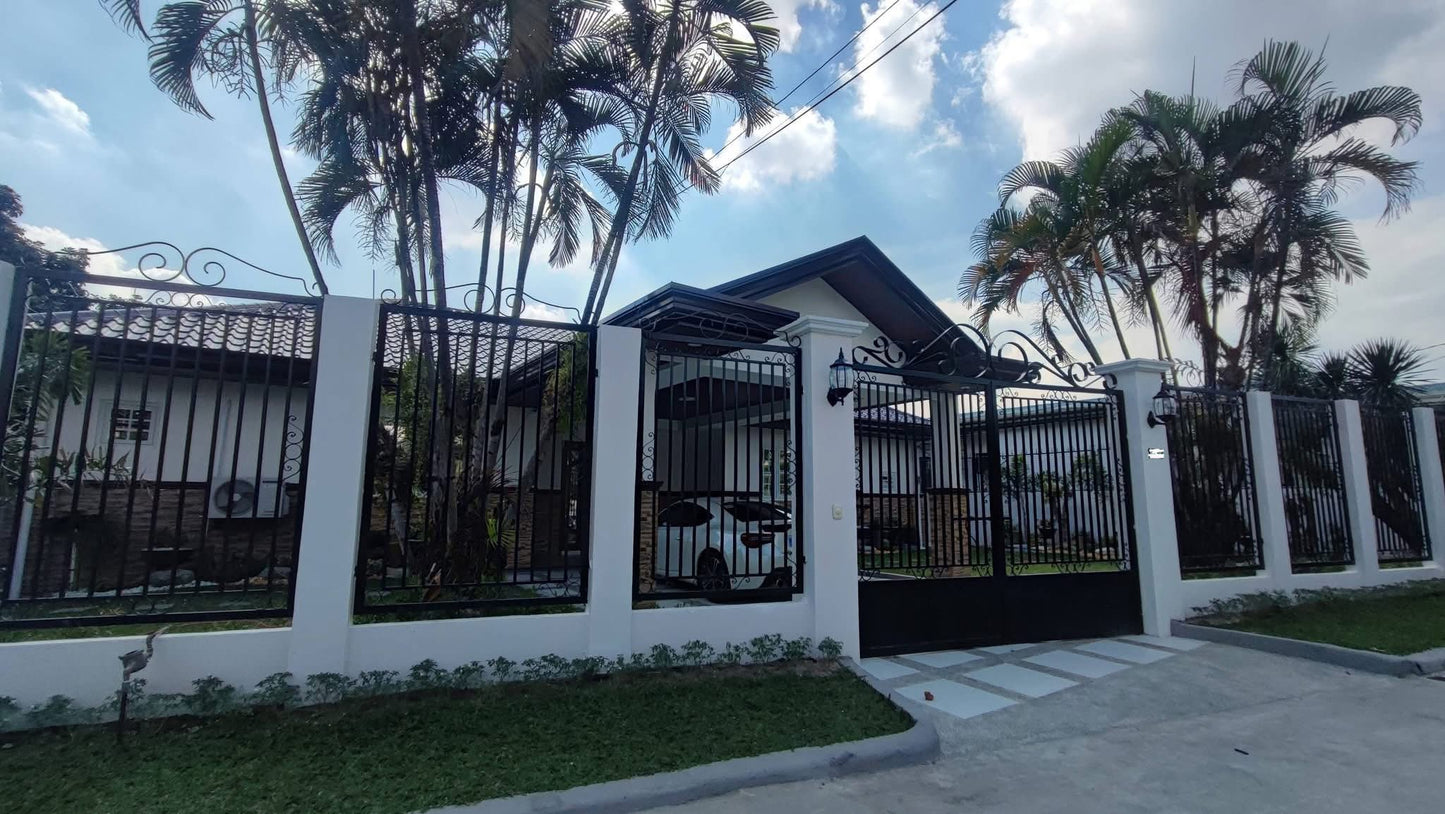 Bungalow Home With Pool