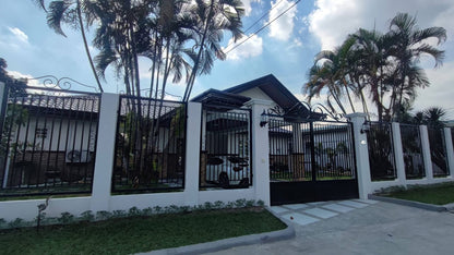 Bungalow Home With Pool