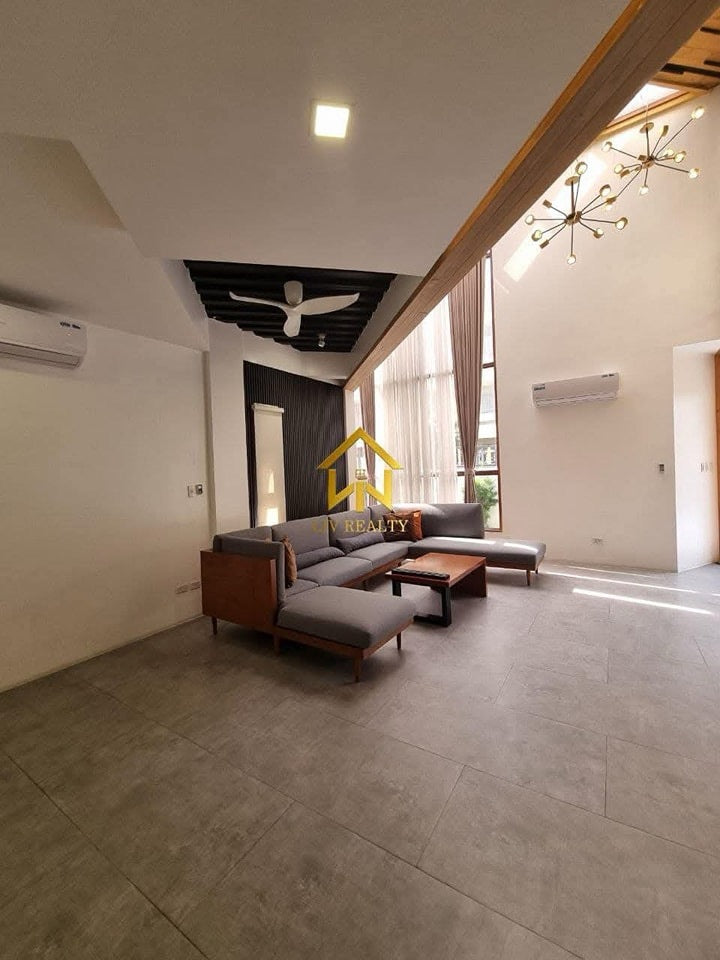 Unique Modern Elegant Home