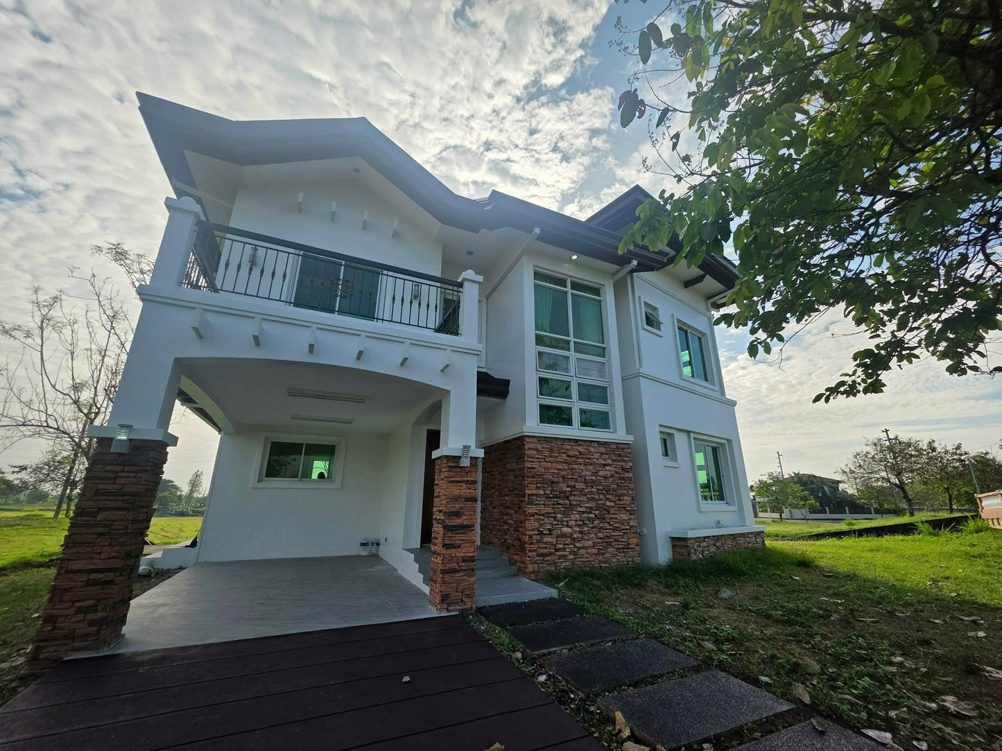 Corner Minimalist Home