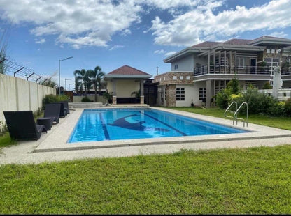 Spacious Mansion With Pool