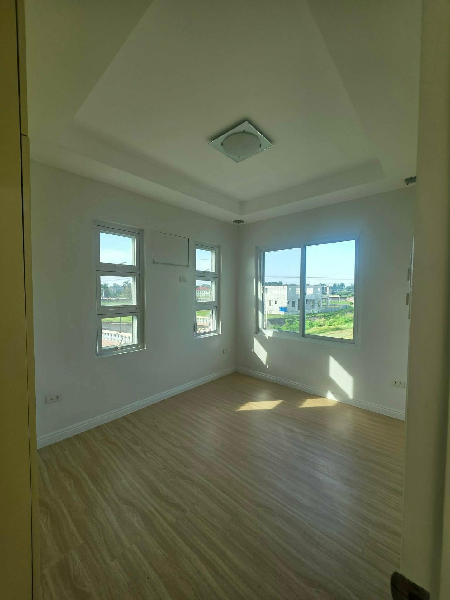 Corner Minimalist Home